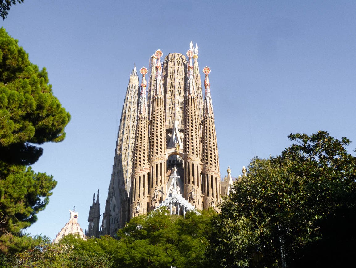 Solo Travel in Barcelona: The Ultimate Guide to Healing, Tapas, and Gaudi